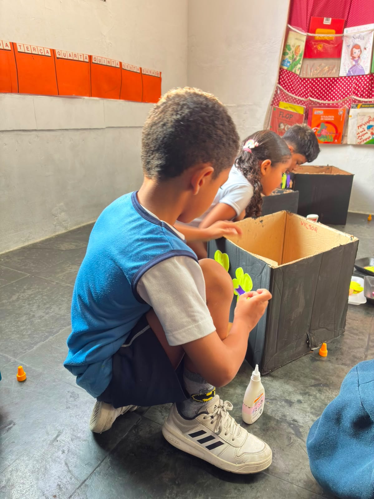 Atividade de arte e criatividade na Escola Recanto Lápis de Cor — registro 17