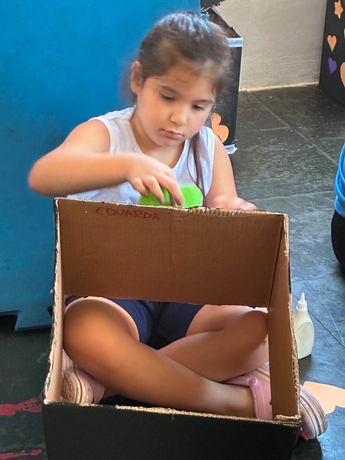 Atividade de arte e criatividade na Escola Recanto Lápis de Cor — registro 7
