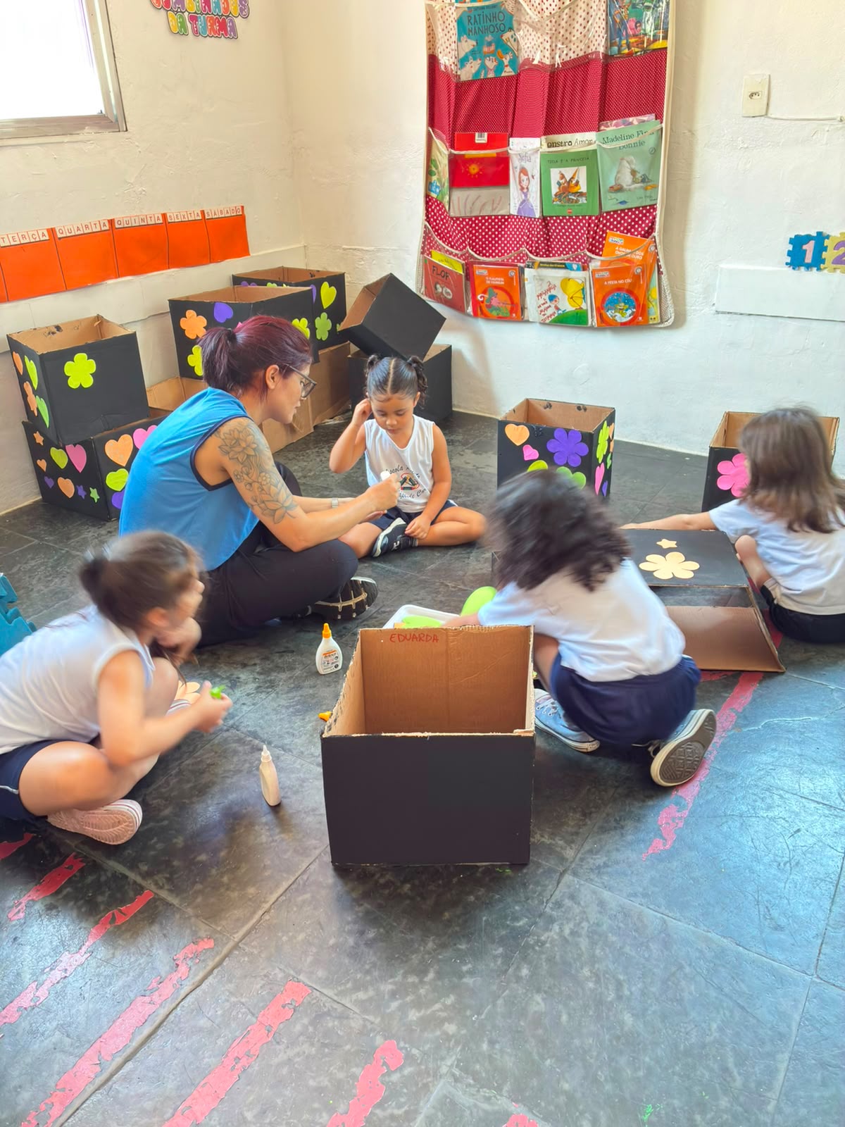 Momento de aprendizagem e brincadeira na Escola Recanto Lápis de Cor — registro 6