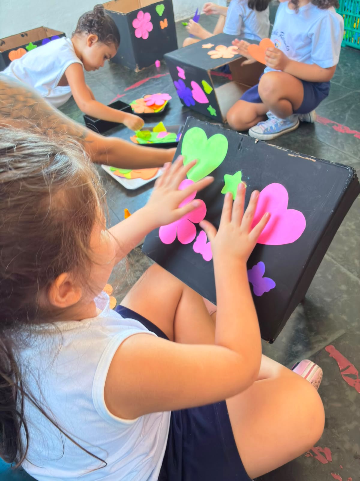 Atividade de arte e criatividade na Escola Recanto Lápis de Cor — registro 5