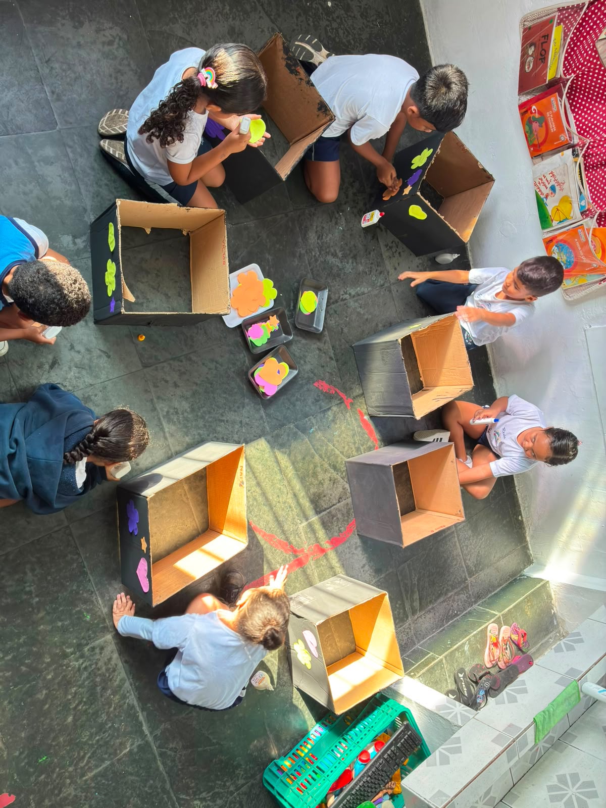 Momento de aprendizagem e brincadeira na Escola Recanto Lápis de Cor — registro 5