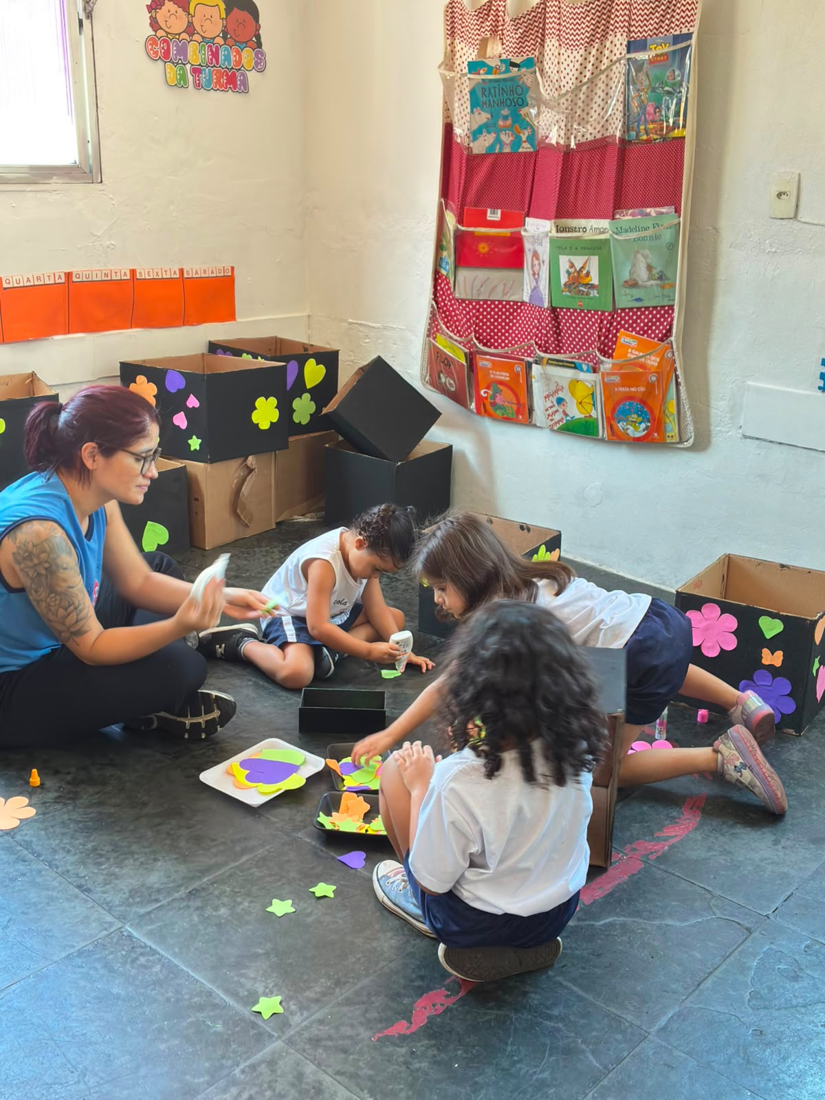 Momento de aprendizagem e brincadeira na Escola Recanto Lápis de Cor — registro 2