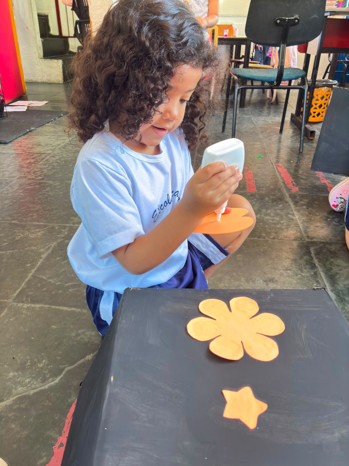 Atividade de arte e criatividade na Escola Recanto Lápis de Cor — registro 8